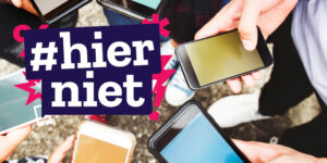 Beeld bij dossier over de week van de mediawijsheid. Logo #hierniet