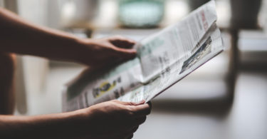 Nepnieuws maakt het ons moeilijk om een gefundeerde mening te vormen. Waarom maken mensen nepnieuws? Hoe herken je nepnieuws? En hoe stoppen we het?