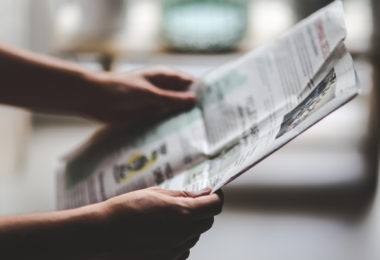 Nepnieuws maakt het ons moeilijk om een gefundeerde mening te vormen. Waarom maken mensen nepnieuws? Hoe herken je nepnieuws? En hoe stoppen we het?