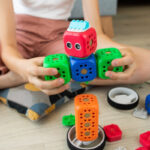 Maakonderwijs, zelf media maken - kind bouwt robot
