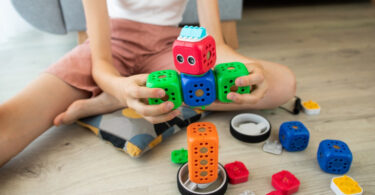 Maakonderwijs, zelf media maken - kind bouwt robot