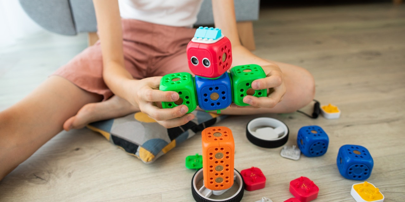 Maakonderwijs, zelf media maken - kind bouwt robot