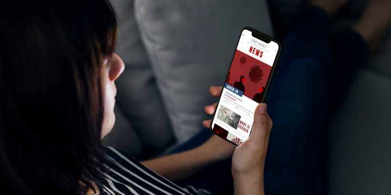 nepnieuws, filterbubbel. Vrouw leest nieuws op smartphone