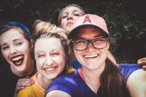 Mag het meisje dat de selfie maakt deze zomaar op internet zetten?