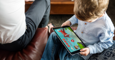 Mag je kind alleen op de tablet? Beeldschermgebruik van je kind
