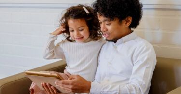 mediagebruik jonge kind - vader en kind met tablet