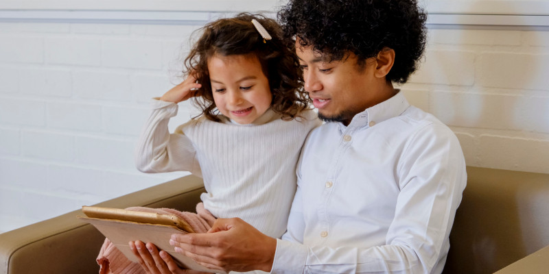 mediagebruik jonge kind - vader en kind met tablet