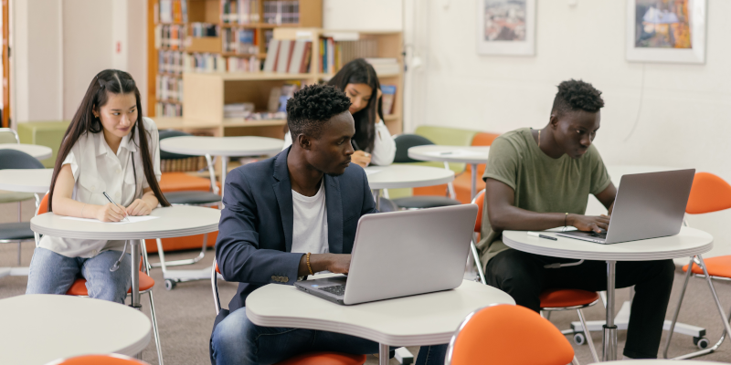 Wat zijn de voor- en nadelen van KI in het onderwijs?