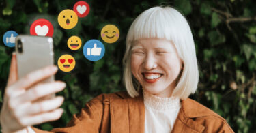 Foto bij artikel: hoe stimuleer je upstander gedrag. Vrouw krijgt likes en hartjes op haar telefoon