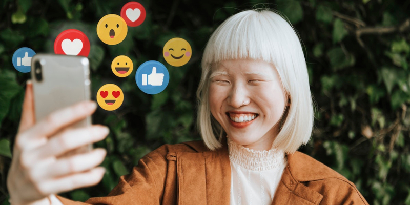 Foto bij artikel: hoe stimuleer je upstander gedrag. Vrouw krijgt likes en hartjes op haar telefoon